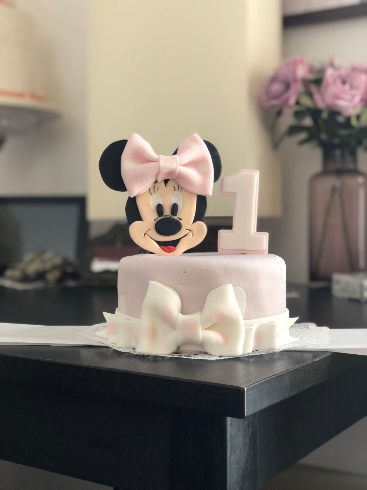 Single-tier white birthday cake with Minnie Mouse head and pink bow