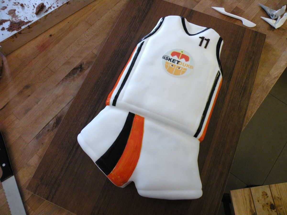 Basketball jersey cake in white with number 11 and team logo