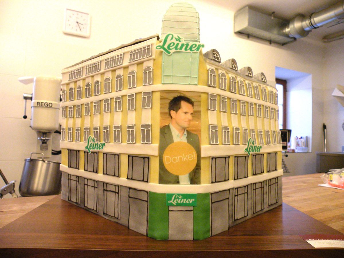 Leiner building-corner cake with cream-yellow fondant, portrait and thank-you frame